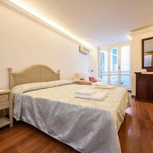 Via Avvocata 25 Appartamento